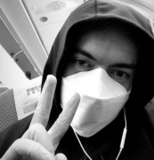 澳门现金网:李可踏上回国征程,佩戴口罩手套防护措施到位